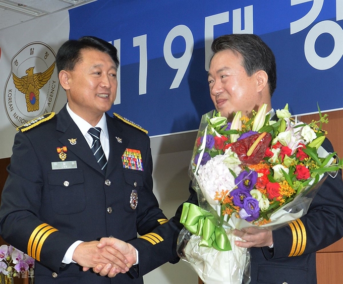 [저작권 한국일보] 2016년 경찰청장 이취임식 당시 퇴임하는 강신명(오른쪽) 청장이 후임 이철성 청장과 악수하고 있다. 검찰은 두 전직 청장 모두에게 구속영장을 청구했다. 한국일보 자료사진