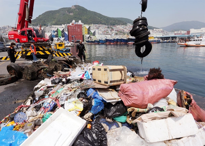 바다 식목일인 10일 오전 부산 서구 남항 남부민방파제 인근에서 부산해경, 중앙특수구조단, 한국해양구조협회 관계자 등이 수중 대형폐기물 정화활동을 하고 있다. 바다식목일은 바닷속 생태계 보전의 중요성과 바다 사막화의 심각성을 널리 알리기 위해 지정됐다. 연합뉴스