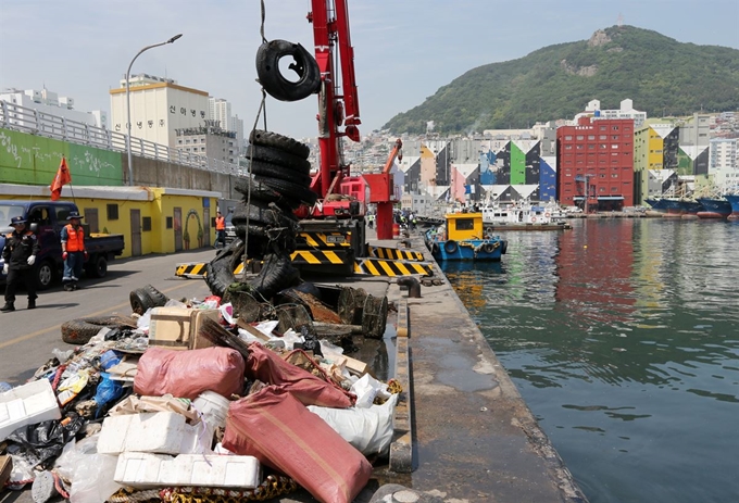 바다 식목일인 10일 오전 부산 서구 남항 남부민방파제 인근에서 부산해경, 중앙특수구조단, 한국해양구조협회 관계자 등이 수중 대형폐기물 정화활동을 하고 있다. 바다식목일은 바닷속 생태계 보전의 중요성과 바다 사막화의 심각성을 널리 알리기 위해 지정됐다. 연합뉴스