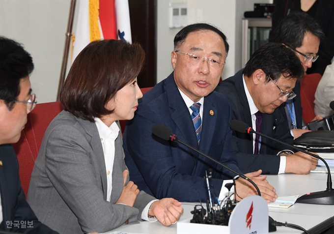 나경원 자유한국당 원내대표가 10일 국회에서 추경안 국회통과 협조요청을 위해 방문한 홍남기 경제부총리와 대화하고 있다. 오대근기자