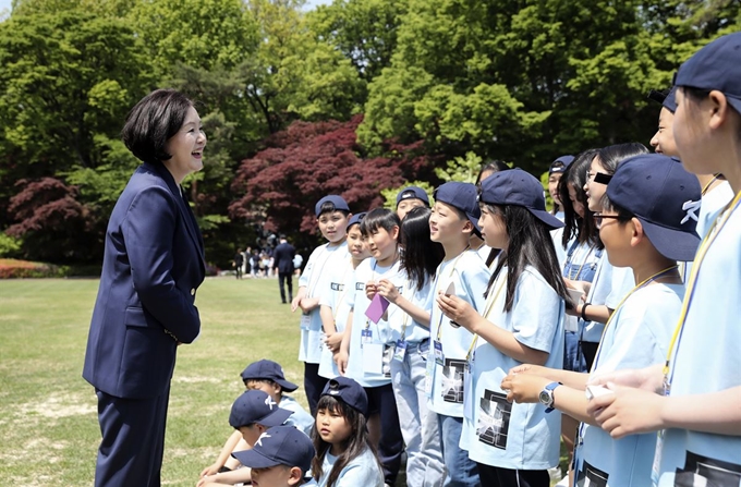 김정숙 여사가 9일 오후 청와대 녹지원에서 경내 관람 중이던 어린이들을 만나 얘기를 나누고 있다. 청와대 제공