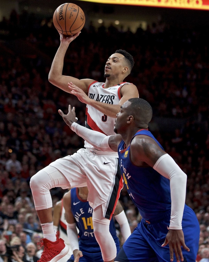 포틀랜드의 C.J 맥컬럼이 10일 덴버 너기츠와 NBA 플레이오프 2회전 6차전에서 슛을 시도하고 있다. AP 연합뉴스