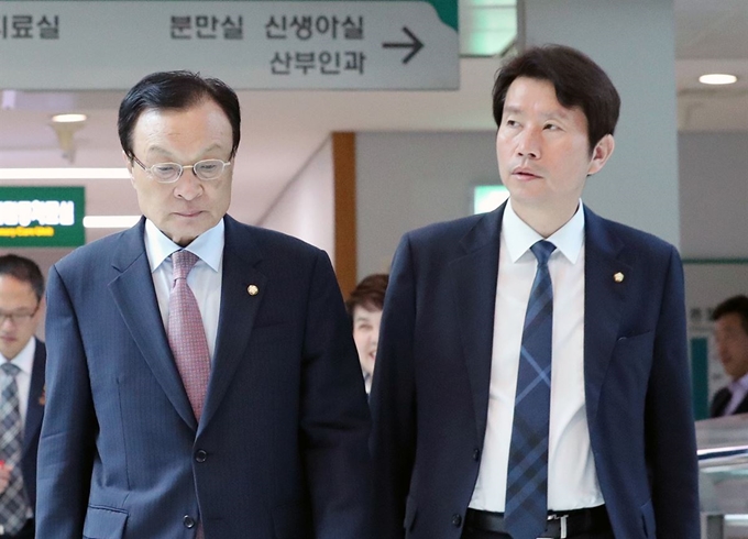 이해찬(왼쪽) 더불어민주당 대표와 이인영 원내대표가 10일 오전 경기도 고양시 일산병원에서 열린 현장최고위원회의 장소로 이동하고 있다. 연합뉴스