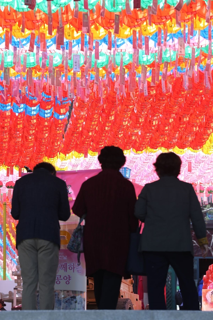 지난 9일 서울 종로구 조계사를 찾은 신자들이 기도하며 입장하고 있다. 뉴시스