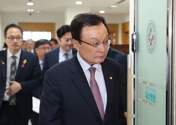 이해찬 더불어민주당 대표가 10일 오전 경기도 고양시 일산병원에서 열린 현장최고위원회의에 참석하고 있다. 연합뉴스