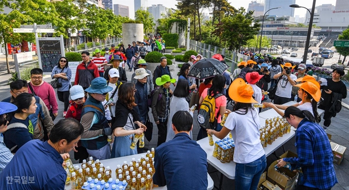 제 438회 한국일보 거북이마라톤 "서울로 7017 개장 2주년 기념 서울로 걷기대회" 참가자들이 서울로 7017 반환점을 지나고 있다. 류효진 기자