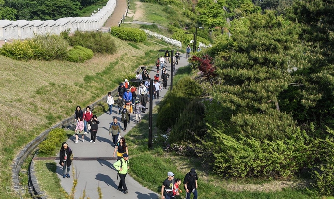 제 438회 한국일보 거북이마라톤 "서울로 7017 개장 2주년 기념 서울로 걷기대회" 참가자들이 한양도성길을 따라 걷고 있다. 류효진기자