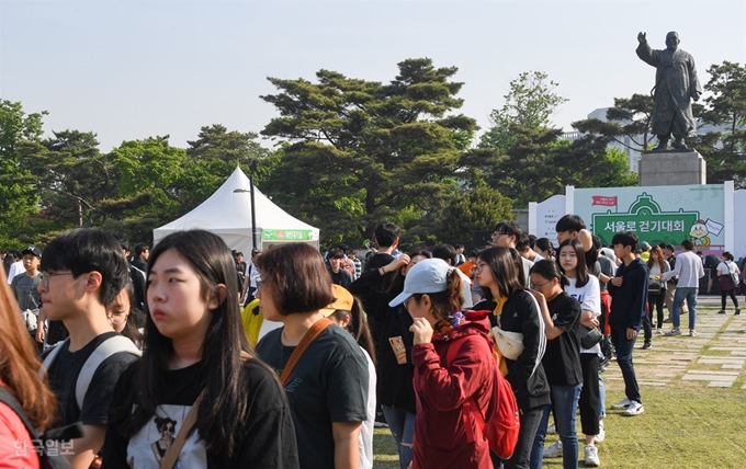 제 438회 한국일보 거북이마라톤 "서울로 7017 개장 2주년 기념 서울로 걷기대회" 참가자들이 현장접수를 하고 있다. 류효진 기자