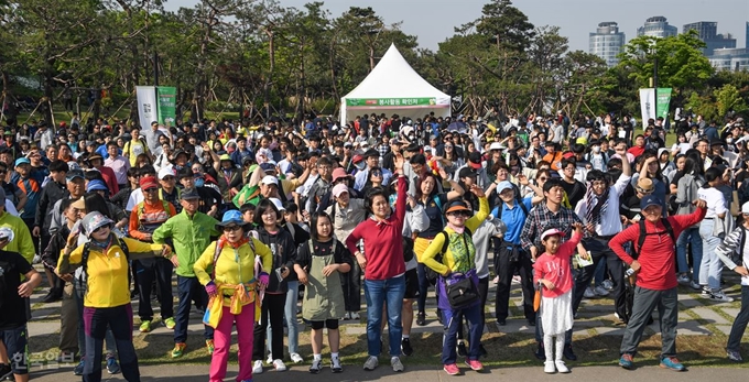 제 438회 한국일보 거북이마라톤 "서울로 7017 개장 2주년 기념 서울로 걷기대회" 참가자들이 출발에 앞서 미스코리아들과 준비운동을 하고 있다. 류효진 기자