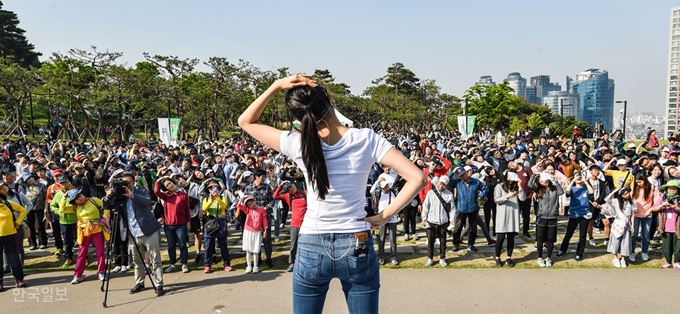 제 438회 한국일보 거북이마라톤 "서울로 7017 개장 2주년 기념 서울로 걷기대회" 참가자들이 출발에 앞서 미스코리아들과 준비운동을 하고 있다. 류효진 기자