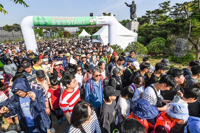 [저작권 한국일보]제 438회 한국일보 거북이마라톤 "서울로 7017 개장 2주년 기념 서울로 걷기대회" 참가자들이 징소리와 함께 힘차게 출발하고 있다. 류효진 기자