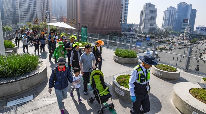 제 438회 한국일보 거북이마라톤 "서울로 7017 개장 2주년 기념 서울로 걷기대회" 참가자들이 서울로 7017을 지나고 있다. 류효진 기자