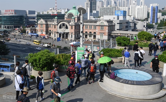 [저작권 한국일보] 제 438회 한국일보 거북이마라톤 "서울로 7017 개장 2주년 기념 서울로 걷기대회" 참가자들이 포토존에서 문화역서울 284를 배경으로 사진을 찍고 있다. 류효진 기자