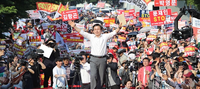 황교안 자유한국당 대표가 11일 대구 두류공원 문화예술회관에서 열린 문재인 정부 규탄대회에서 환호하는 지지자들에게 인사하고 있다. 대구=연합뉴스