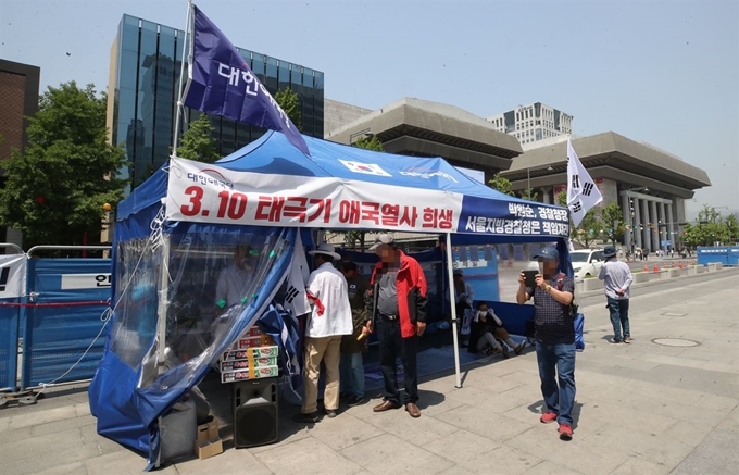 11일 대한애국당 관계자들이 서울 광화문광장에서 천막농성을 하고 있다. 서울시는 천막 농성을 불법 점거로 규정하고 자진 철거를 요구했지만 대한애국당은 요지부동이다. 연합뉴스