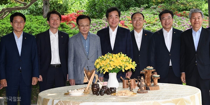 12일 오후 서울 삼청동 총리공관에서 열린 고위 당정청협의회에서 이낙연(가운데) 국무총리가 참석자들과 기념촬영을 하고 있다. 서재훈 기자