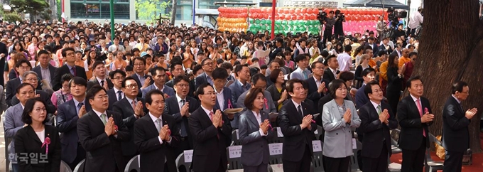 12일 서울 종로구 조계사에서 열린 봉축법요식에 참석한 정치인들이 합장하고 있다. 서재훈 기자