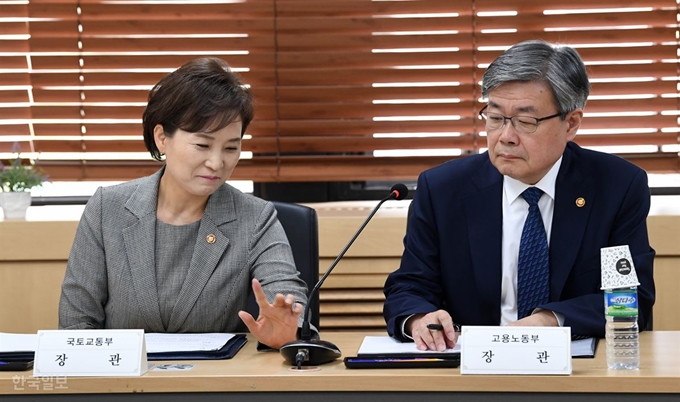 김현미 국토교통부 장관(왼쪽)이 이재갑 고용노동부 장관과 함께 12일 오후 정부서울청사에서 버스노조 노동쟁의 조정 신청에 따른 합동 연석회의에 참석해 발언을 마치고 마이크 전원을 끄고 있다. 서재훈 기자