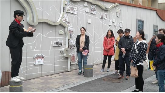 스토리텔러가 ‘원도심피란수도ㆍ역사의거리’ 코스에서 80년대 복학생 컨셉으로 관광객들에게 지역을 설명하고 있다.