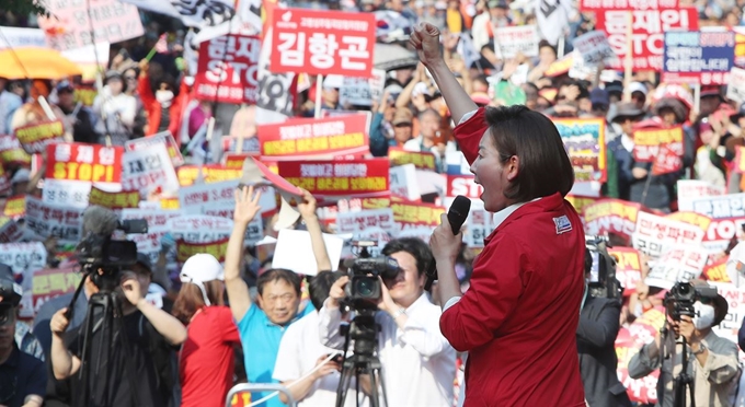 나경원 자유한국당 원내대표가 11일 오후 대구 두류공원 문화예술회관에서 열린 문재인 정부 규탄대회에서 발언하고 있다. 대구=연합뉴스