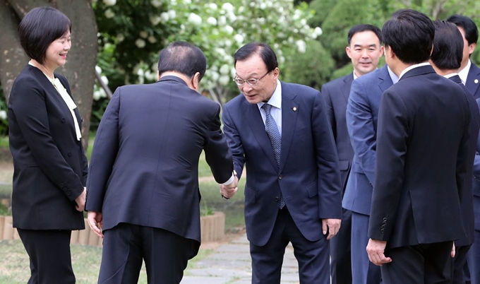 문희상 국회의장과 이해찬 더불어민주당 대표, 손학규 바른미래당 대표, 정동영 민주평화당 대표, 이정미 정의당 대표가 13일 서울 여의도 국회 사랑재에서 여야 당대표 월례회동인 '초월회' 모임에 참석하고 있다. 문 의장과 여야 대표들은 이날 오찬을 함께 하며 꽉 막혀 있는 국회 정상화 해법 마련과 패스트트랙(신속처리안건)으로 지정된 선거제&middot;개혁법안의 논의 방안을 두고 머리를 맞댄다. 자유한국당 황교안 대표는 일정상의 이유로 불참했다. 뉴스1