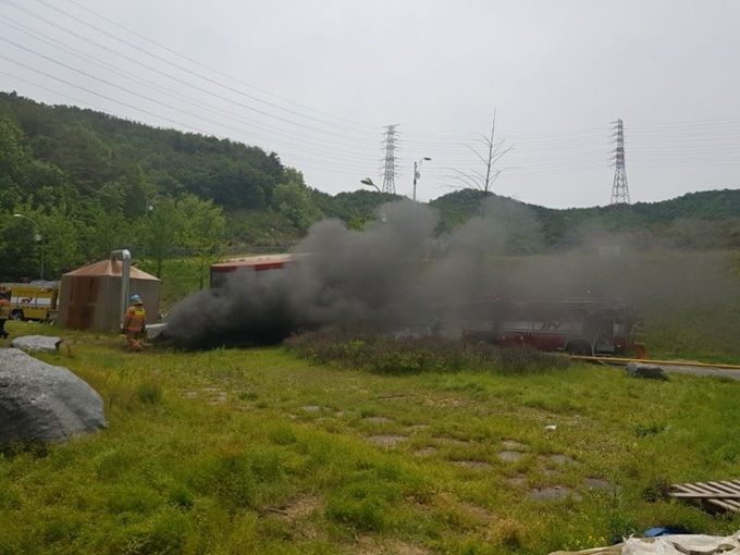 13일 낮 12시 18분쯤 경북 구미시 산동면 환경자원화시설 지하에서 원인을 알 수 없는 불이 난 가운데 검은 연기가 올라오고 있다. 구미소방서 제공