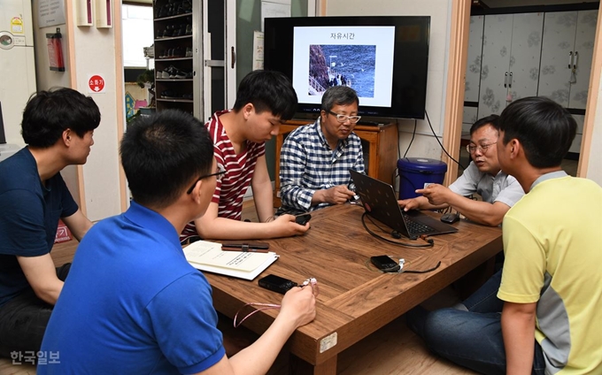 [저작권 한국일보]14일 오후 정신장애인 공동생활가정인 서울 서대문구 ‘한마음의 집‘에서 회원들과 최동표 원장(오른쪽 두 번째)이 지난달 다녀온 울릉도에서 찍은 사진들을 보며 사진치료 프로그램을 진행하고 있다. 한마음의 집은 퇴원한 정신장애인들이 거주하면서 지역 사회에 적응하고 자립할 수 있도록 돕는 기관이다. 최 원장은 "퇴원 후 돌아갈 곳 없는 정신장애인들에게 지역사회 재활은 필수이지만 그 동만 말만 무성할 뿐 구체적인 지원은 없다"고 지적했다. 오대근기자 /2019-05-14(한국일보)