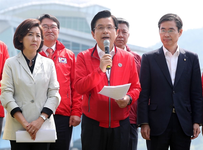 황교안 자유한국당 대표가 13일 오전 경북 구미시 선산읍 구미보에서 열린 현장최고위원회의에서 발언하고 있다. 구미=연합뉴스