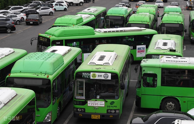 [저작권 한국일보] 전국 규모의 버스파업을 이틀 앞둔 13일 오후 서울 은평구의 한 공영차고지에 버스가 주차돼 있다. 홍인기 기자