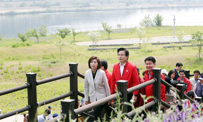 13일 오전 경북 구미시 선산읍 구미보에서 자유한국당 황교안 대표, 나경원 원내대표가 구미보 위를 걸으며 주변을 살펴보고 있다. 연합뉴스