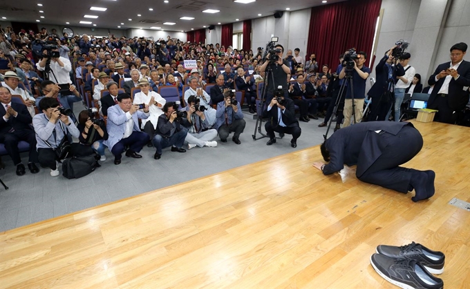 자유한국당 황교안 대표가 13일 경북 유교문화회관 교육관에서 열린 안동지역 유림 단체와의 간담회에서 안동지역 유림에게 큰절을 하고 있다. 자유한국당 제공=연합뉴스