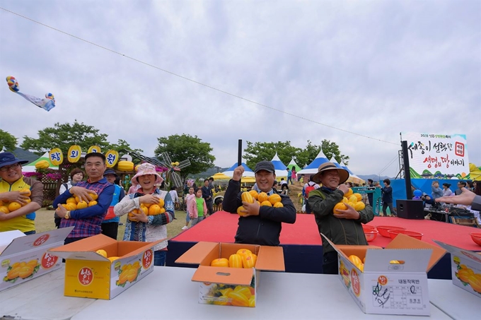 지난해 열린 성주생명문화축제‧성주참외페스티벌에 참가한 참가객들이 참외 체험프로그램을 마치고 웃어보이고 있다. 성주군 제공