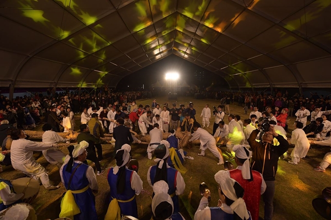 지난해 열린 성주생명문화축제‧성주참외페스티벌에 참석한 관람객들이 전통놀이를 관람하고 있다. 성주군 제공