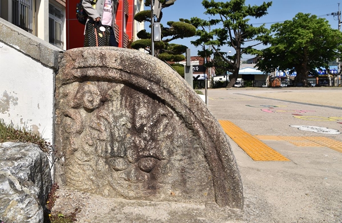 용성초등학교 본관 계단의 석물. 남원관아 객사인 용성관 석재의 일부다.