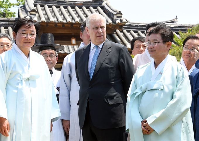 앤드루 윈저 영국 왕자가 14일 안동 하회마을을 방문해 이철우(오른쪽) 경북도지사와 권영세(왼쪽) 안동시장과 이야기를 나누고 있다. 경북도 제공