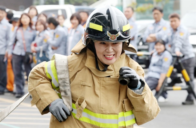 14일 제주시 한라체육관에서 열린 ‘의용소방대 소방기술경연대회’ 소방호수끌기 대회에서 의용소방대원이 소방호수를 들고 뛰어가고 있다.2019.5.14/뉴스1