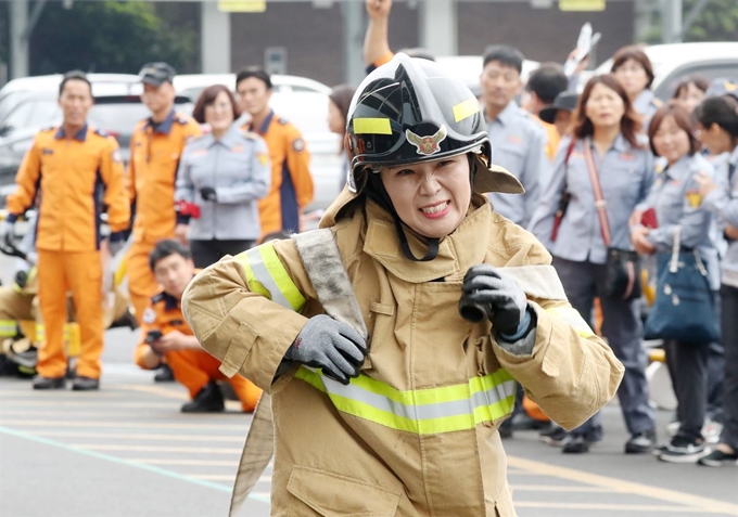 14일 제주시 한라체육관에서 열린 ‘의용소방대 소방기술경연대회’ 소방호수끌기 대회에서 의용소방대원이 소방호수를 들고 뛰어가고 있다. 뉴스1