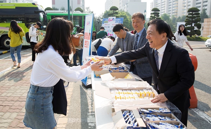 김선재(오른쪽) 배재대 총장이 스승의 날을 하루 앞둔 14일 등교들에게 준비한 샌드위치를 나눠주면서 대화를 나누고 있다. 배재대 제공