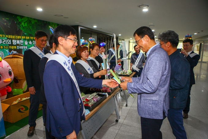 경북도는 14일 새내기의 열정으로 재무장하자는 의미로 장미를 나눠주는 청렴 로즈데이 행사를 가졌다. 경북도 제공