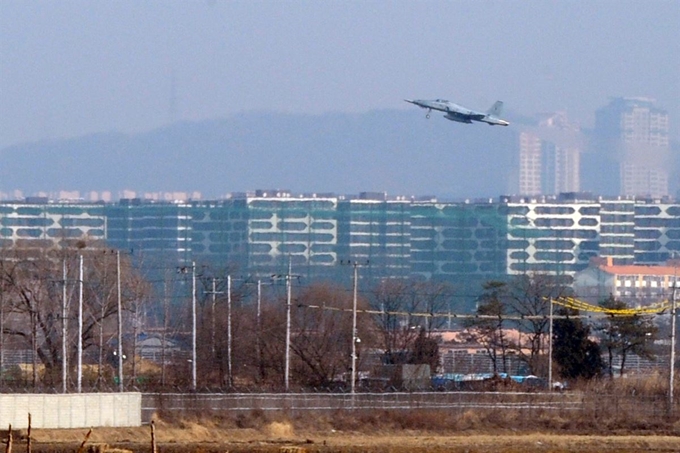 수원비행장에서 이륙중인 전투기 아래쪽에 수원시내 아파트 단지가 보이고 있다. 수원시 제공