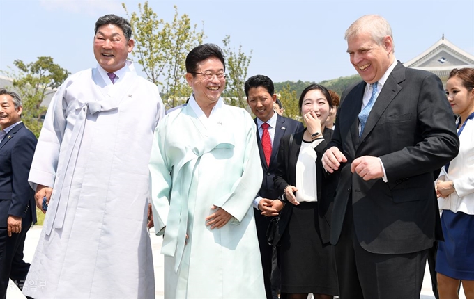 14일 경북도청을 방문한 앤드루 왕자가 이철우 도지사, 장경식 도의장과 환담하며 청사로 들어서고 있다. 이용호기자 lyho@hankookilbo.com