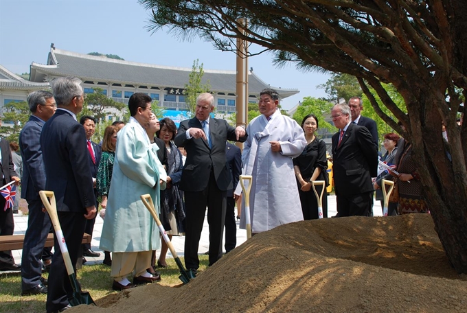 14일 경북도청을 방문한 앤드루 영국 왕자가 이철우 도지사, 장경식 도의장 등과 정원에 반송을 기념식수하고 이야기를 나누고 있다. 이용호기자 lyho@hankookilbo.com