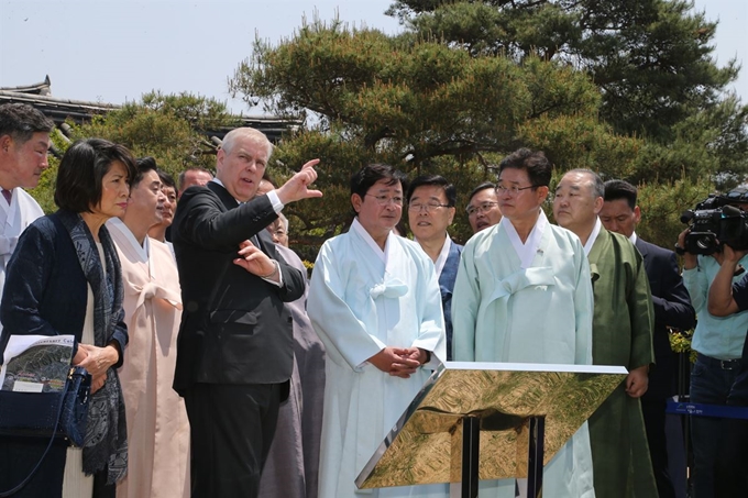 앤드루 윈저 영국 왕자가 14일 경북 안동시 풍천면 하회마을 충효당 마당에서 엘리자베스 2세 영국 여왕이 심은 구상나무를 보고 있다. 안동시 제공