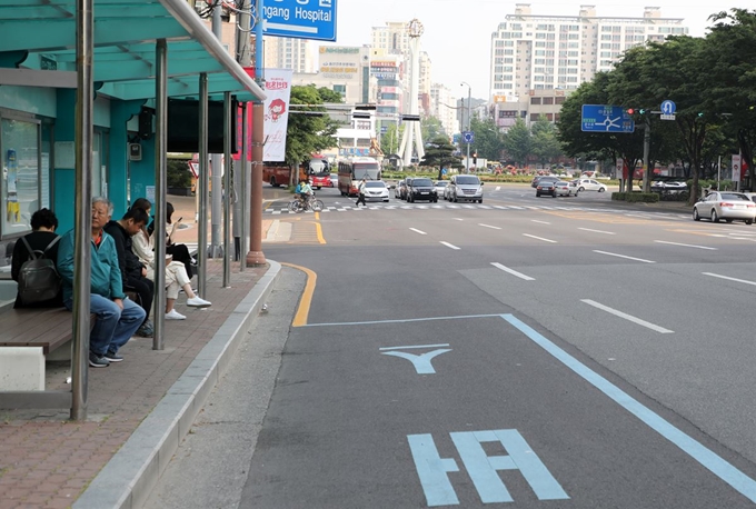 15일 울산 남구의 한 버스정류장에서 시민들이 버스를 기다리고 있다. 이날 울산지역 5개 버스 노사는 울산지방노동위원회에서 쟁의조정 회의를 밤새 진행했지만 오전 8시까지 합의에 이르지 못하고 있다. 뉴스1