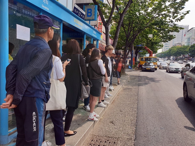 15일 오전 울산지역 일부 시내버스가 운행을 중단한 가운데 울산 남구 신정동의 한 버스정류장에서 시민들이 버스를 기다리고 있다. 뉴시스