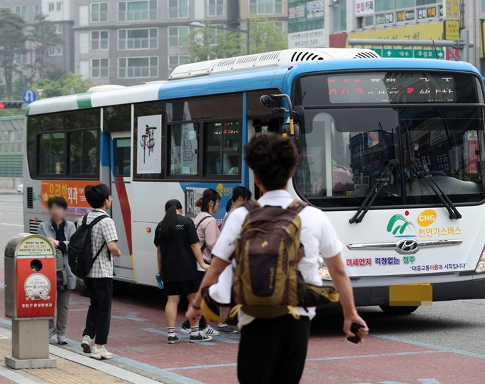 15일 오전 청주시 청원구의 한 버스 정류장에서 시민들이 버스에 탑승하고 있다. 청주시 시내버스 노조가 사측과의 막판 줄다리기 끝에 15일 예고된 파업을 철회하기로 했다. 연합뉴스