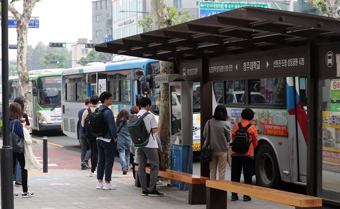 15일 오전 청주시 청원구의 한 버스 정류장에서 시민들이 버스에 탑승하고 있다. 청주시 시내버스 노조가 사측과의 막판 줄다리기 끝에 15일 예고된 파업을 철회하기로 했다.