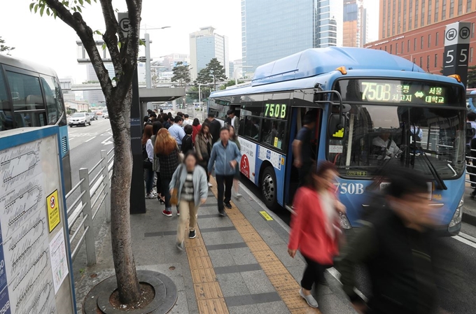 파업 돌입 직전 서울 시내버스 노사협상이 타결된 15일 오전 서울역버스환승센터에서 버스들이 정상 운행되고 있다. 연합뉴스