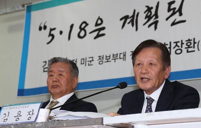 [저작권 한국일보]5·18 민주화운동 당시 전두환 전 대통령의 광주 방문과 편의대 운용을 증언한 주한미군 정보요원 출신 김용장(오른쪽) 씨가 13일 국회 의원회관에서 열린 기자회견에서 증언하고 있다. 오대근 기자