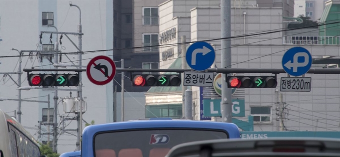 14일 오전 서울 강북구 미아사거리 종암동 방향에 설치된 신호등 3대 모두 우회전을 표시하고 있다. 중앙버스전용차로에서 곧바로 우회전하는 버스에만 해당하는 신호인데도 버스와 일반 차량 구분 없이 동일하게 지시하면서 혼란을 준다. 만약 일반 차량이 버스와 함께 우회전을 시도할 경우 사고 발생 가능성이 크므로 버스 우회전 시 일반 차량에겐 정지 신호를 제시하는 게 맞다. 일반 차량은 교차로 진입 전 우회전 램프를 이용할 수 있다.